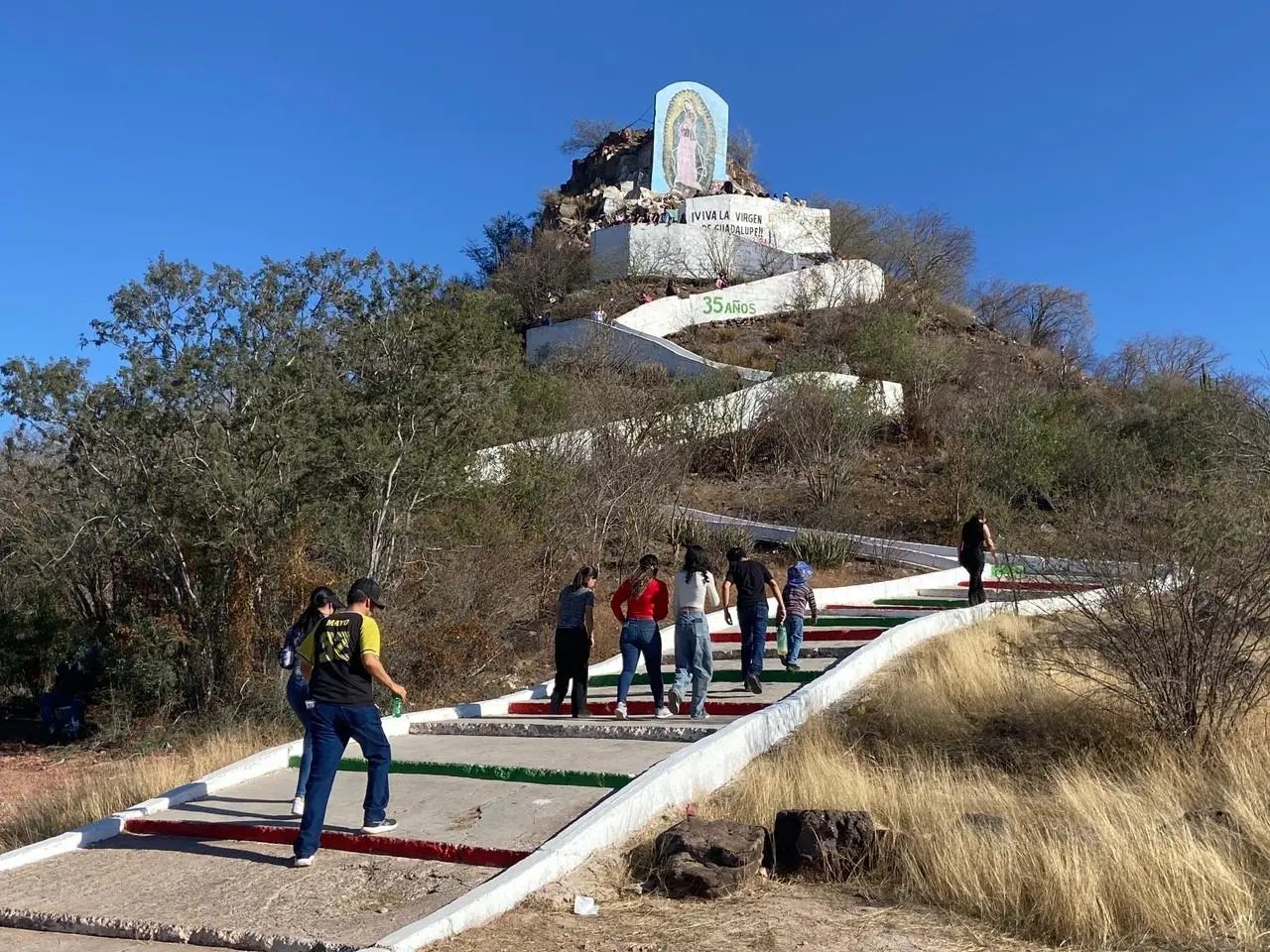 La fe mueve a Navojoa, peregrinan familias al cerrito de la Virgen