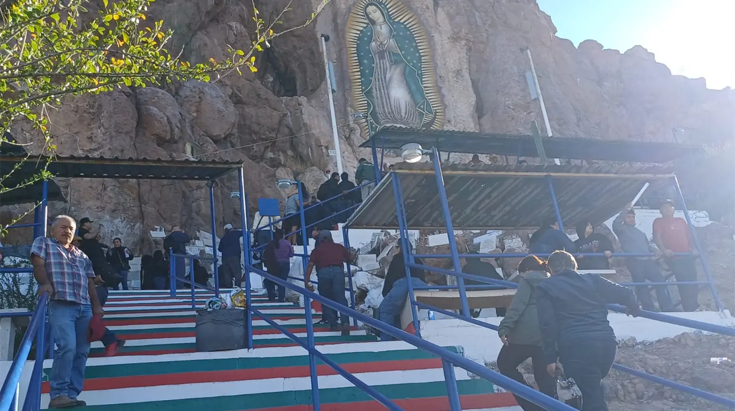 Cumplen devotos a la virgen de Guadalupe