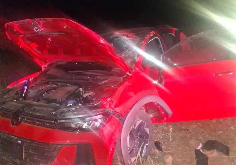 Abandonan vehículo tras accidente en Guaymas