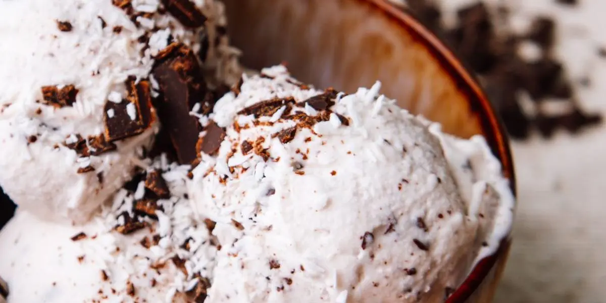 Una opción ideal para saciar el antojo dulce en minutos utilizando una base de yogur griego / Imagen: Veganer Wandel