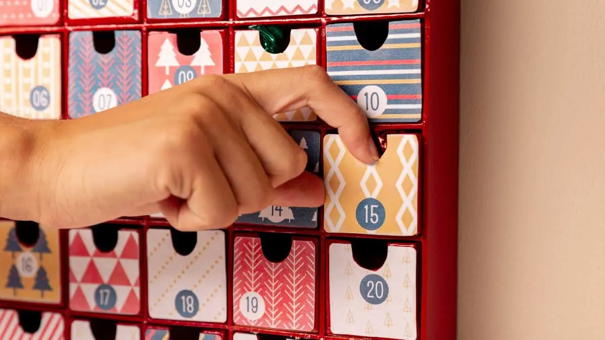 Cada compartimento puede incluir dulces, notas con mensajes, pequeños regalos o actividades para disfrutar en familia