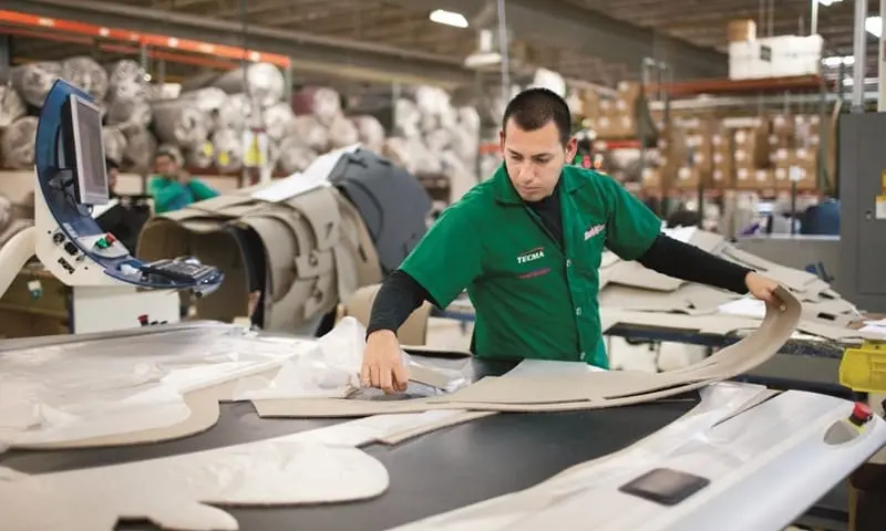 De acuerdo a la Ley federal del trabajo, se establece en su artículo 87 la obligación o el derecho de las partes a recibir un aguinaldo por un mínimo de 15 días y un tope para ejercerlo hasta el 20 de diciembre de manera anual