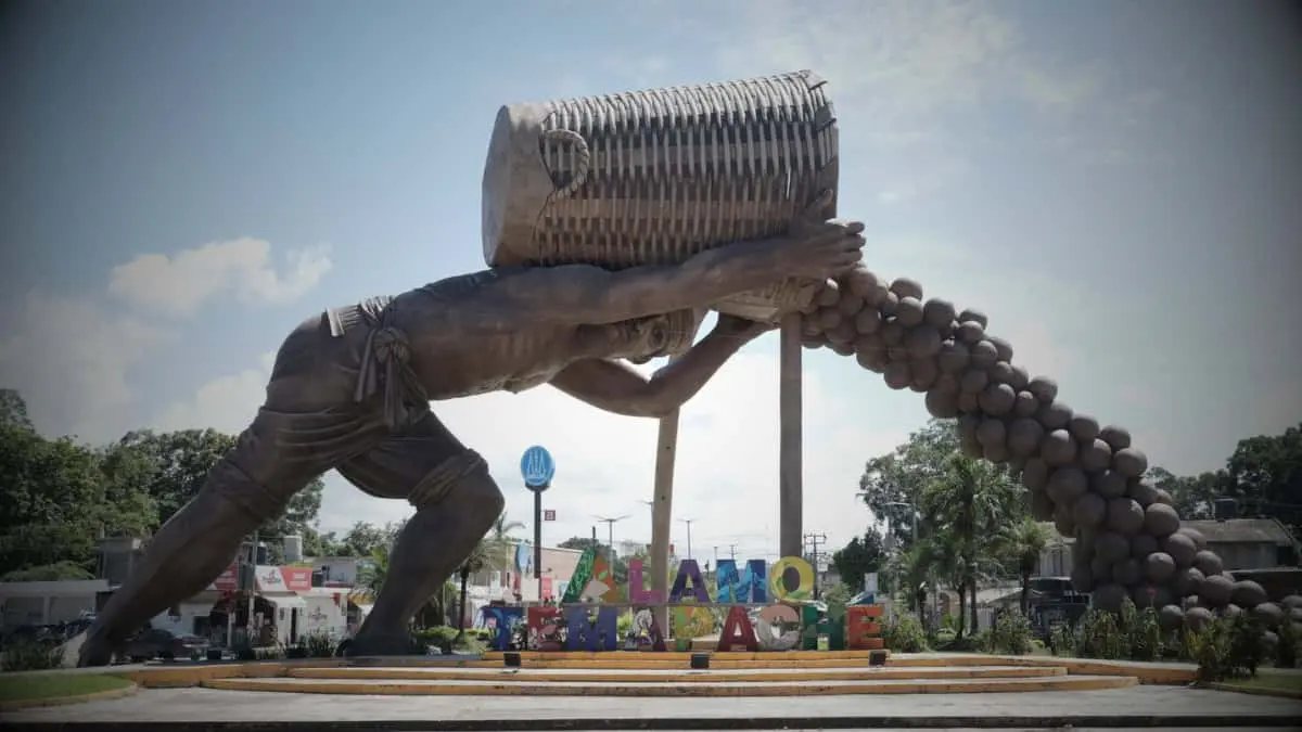 VIDEO | momento exacto en que se desploma enorme escultura en Veracruz