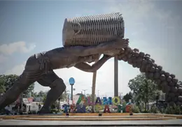 VIDEO | momento exacto en que se desploma enorme escultura en Veracruz