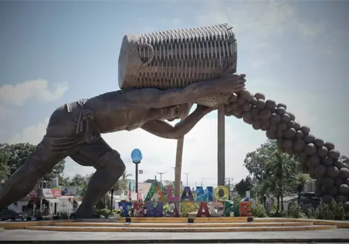 VIDEO | momento exacto en que se desploma enorme escultura en Veracruz