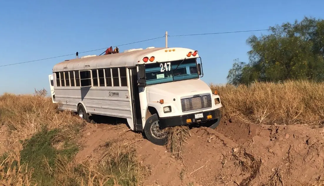 Choca camión con trabajadores en la calle 300 del Valle del Yaqui