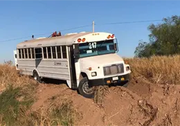 Choca cami&oacute;n con trabajadores en la calle 300 del Valle del Yaqui