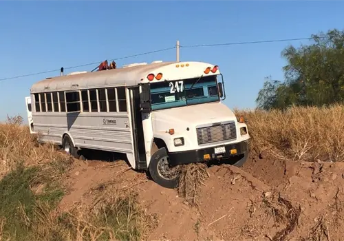 Choca cami&oacute;n con trabajadores en la calle 300 del Valle del Yaqui