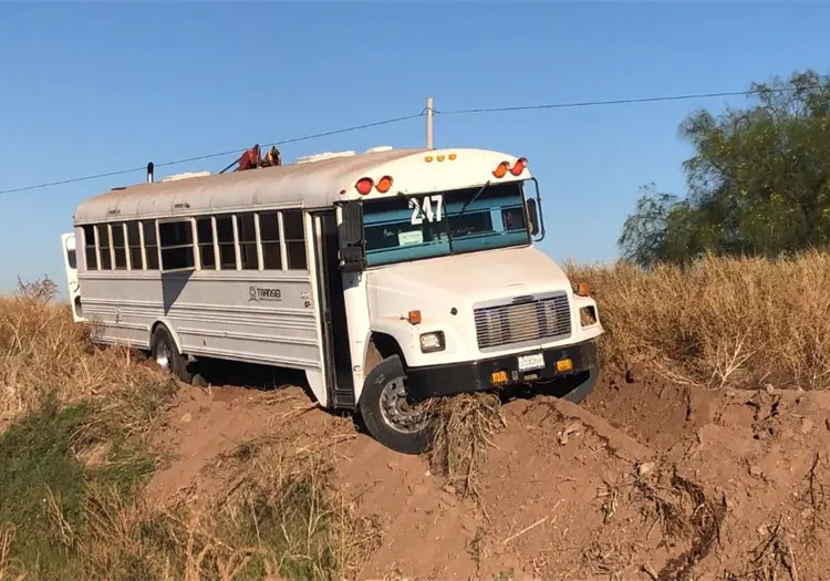 Choca cami&oacute;n con trabajadores en la calle 300 del Valle del Yaqui