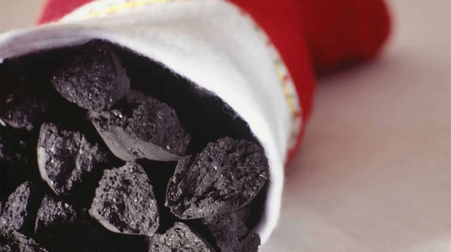 &iquest;Est&aacute; bien dar carb&oacute;n en Navidad o decir que Santa no dar&aacute; regalos? Psic&oacute;loga advierte sobre el impacto emocional