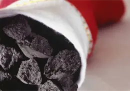 &iquest;Est&aacute; bien dar carb&oacute;n en Navidad o decir que Santa no dar&aacute; regalos? Psic&oacute;loga advierte sobre el impacto emocional