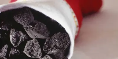 &iquest;Est&aacute; bien dar carb&oacute;n en Navidad o decir que Santa no dar&aacute; regalos? Psic&oacute;loga advierte sobre el impacto emocional