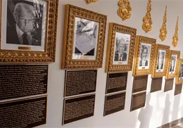 Trump coloca placas en la Casa Blanca para burlarse de Biden y Obama