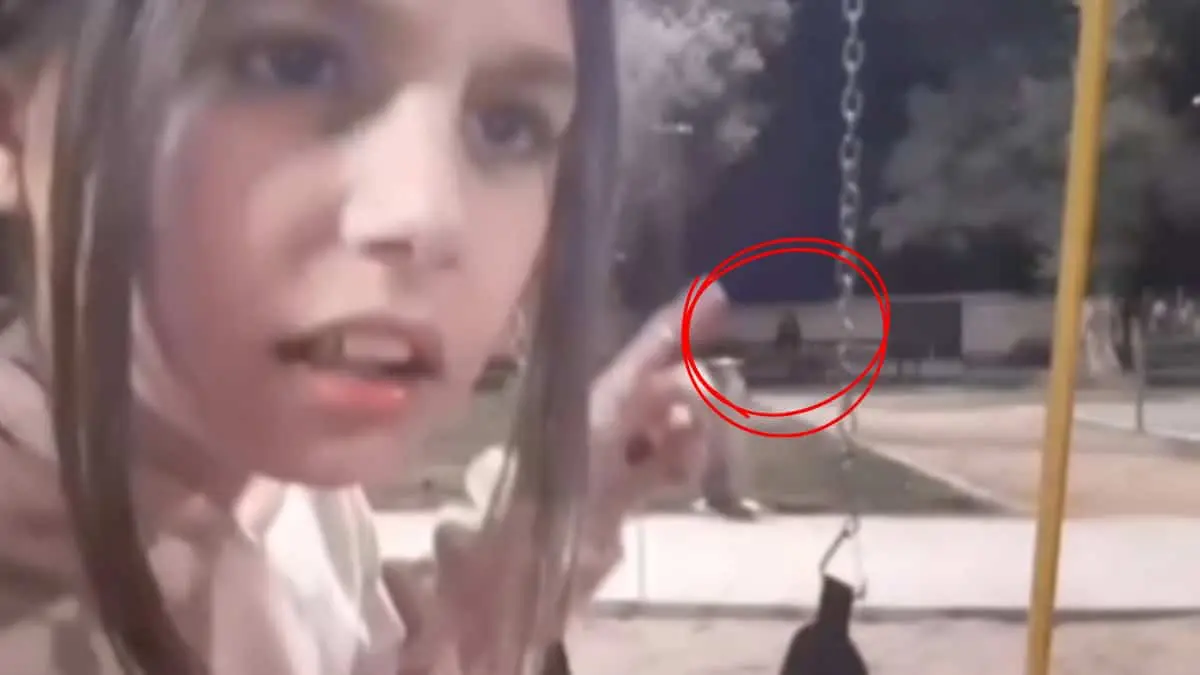 VIDEO | momento exacto en el que una figura terrorífica asecha a una niña en parque