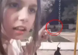 VIDEO | momento exacto en el que una figura terrorífica asecha a una niña en parque VIDEO | momento exacto en el que una figura terrorífica asecha a una niña en parque