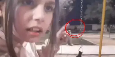 VIDEO | momento exacto en el que una figura terrorífica asecha a una niña en parque VIDEO | momento exacto en el que una figura terrorífica asecha a una niña en parque