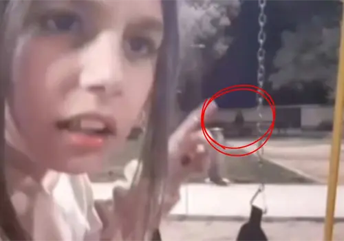 VIDEO | momento exacto en el que una figura terrorífica asecha a una niña en parque VIDEO | momento exacto en el que una figura terrorífica asecha a una niña en parque