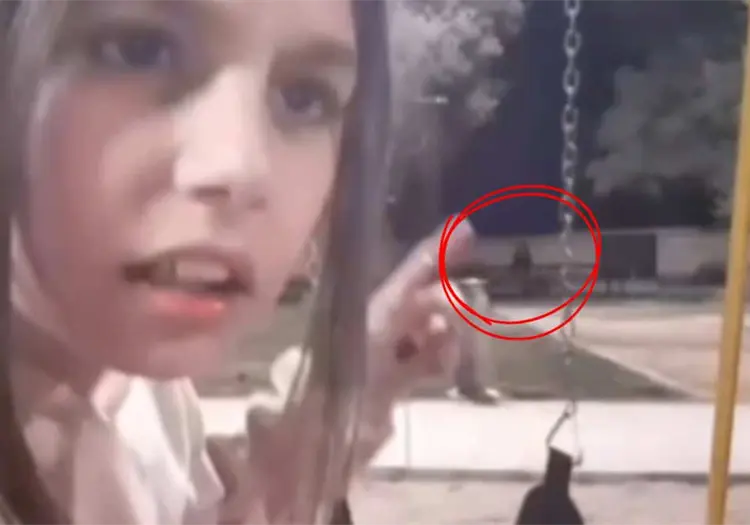 VIDEO | momento exacto en el que una figura terror&iacute;fica asecha a una ni&ntilde;a en parque