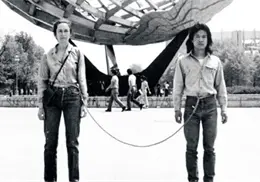 Esta obra de arte oblig&oacute; a dos personas a vivir atadas durante un a&ntilde;o