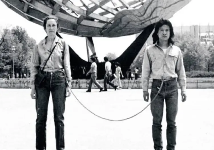 Esta obra de arte oblig&oacute; a dos personas a vivir atadas durante un a&ntilde;o