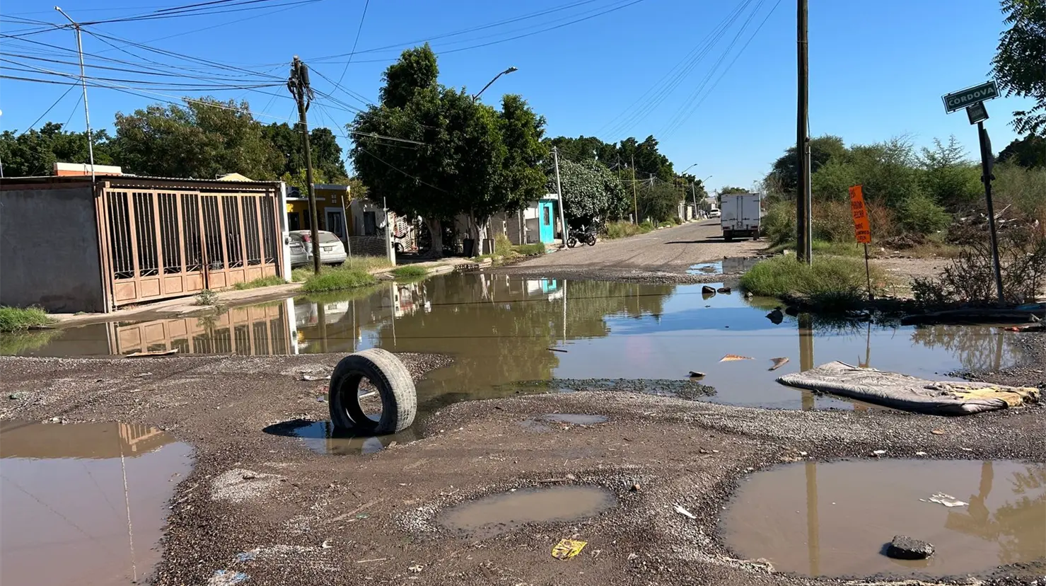 Piden vecinos atención urgente a fugas de agua en Urbi Villas del Real