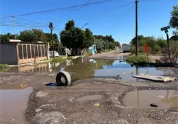 Piden vecinos atención urgente a fugas de agua en Urbi Villa del Real