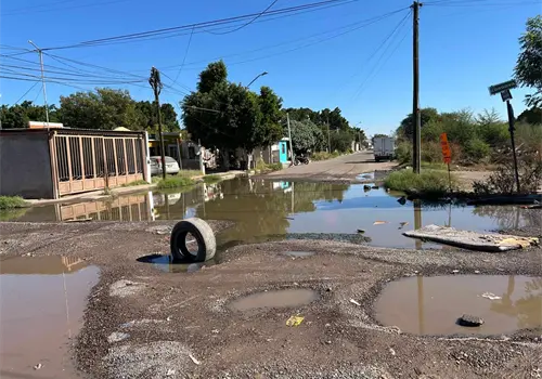 Piden vecinos atenci&oacute;n urgente a fugas de agua en Urbi Villa del Real