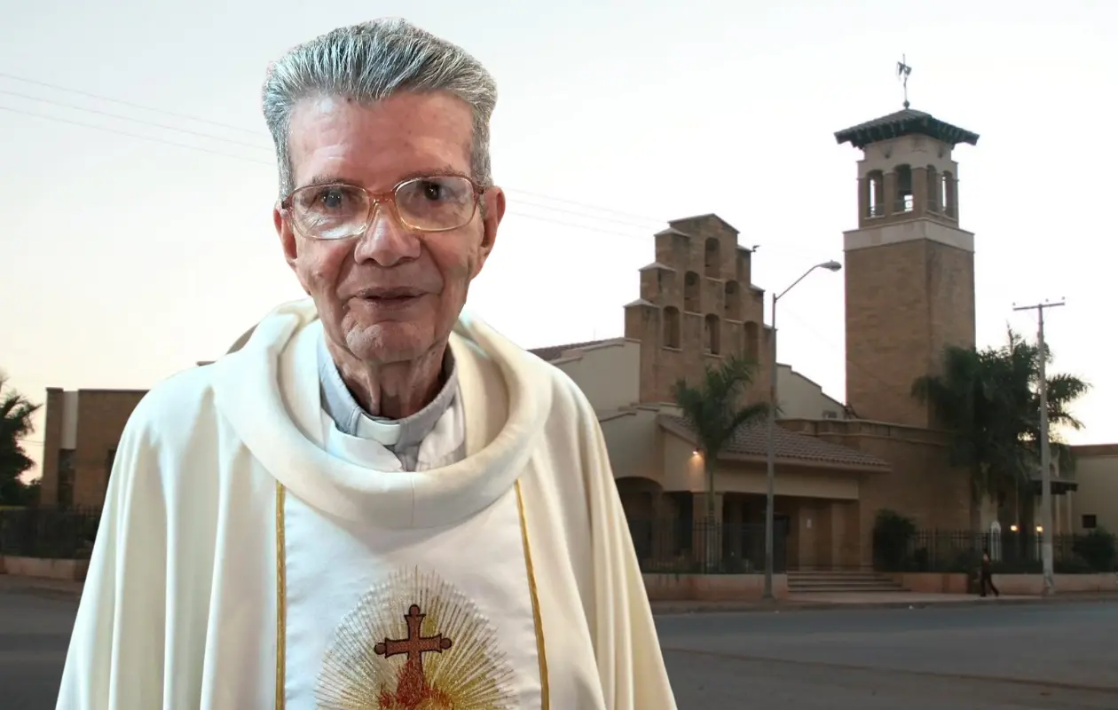 El presb&iacute;tero naci&oacute; en 1938 en Los &Aacute;ngeles California.