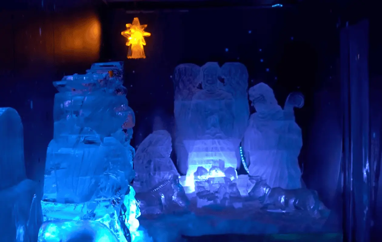 Los asistentes pueden visitar otras im&aacute;genes religiosas que forman parte del recorrido.