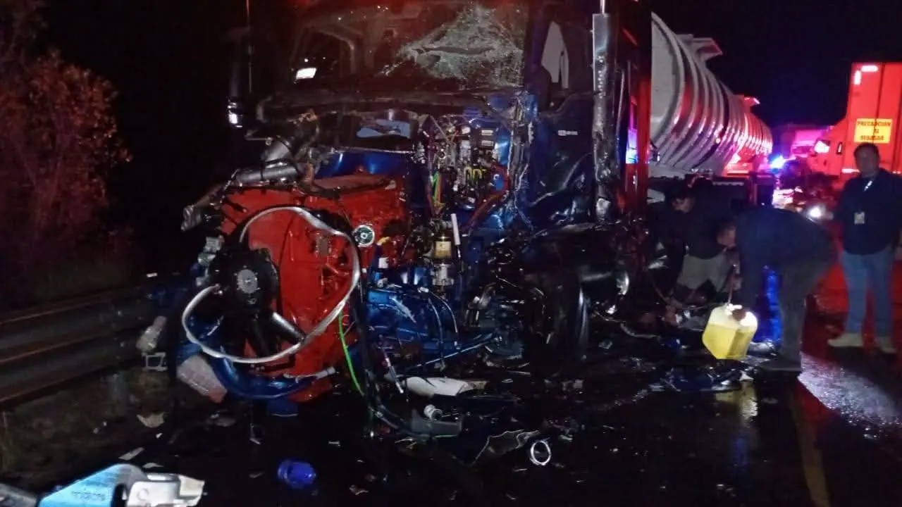 Chocan tr&aacute;ileres de frente al norte de Sonora