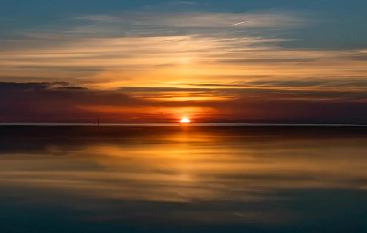 a palabra solsticio proviene del latín solstitium, que significa "Sol quieto".