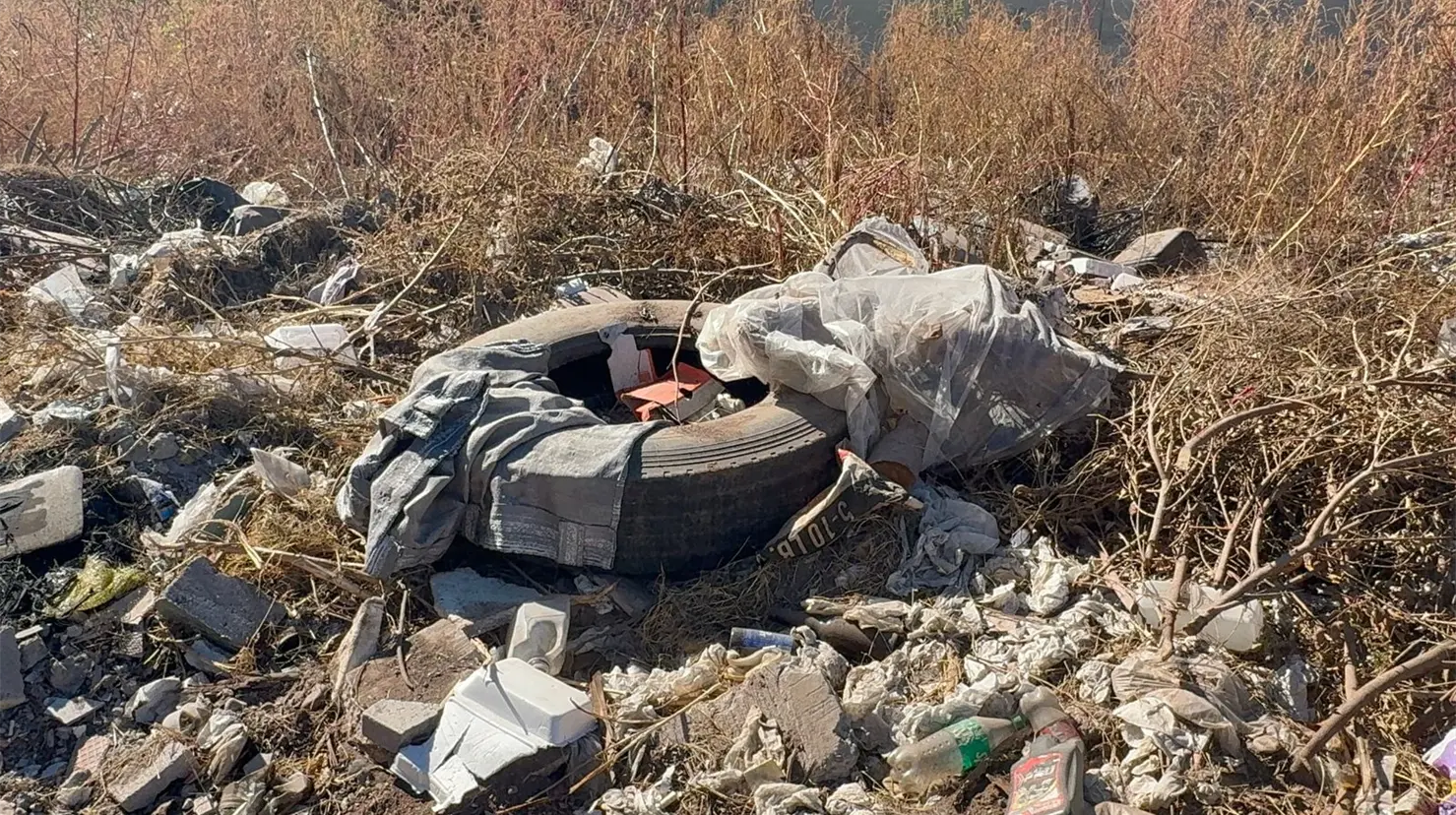 Bald&iacute;os sucios y jaur&iacute;as afectan a vecinos de Las Fuentes