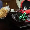 Diputado de Michoac&aacute;n reparte mochilas del PRI con cerveza y churritos