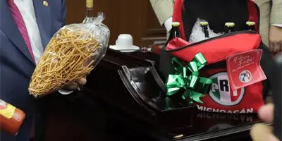 Diputado de Michoac&aacute;n reparte mochilas del PRI con cerveza y churritos