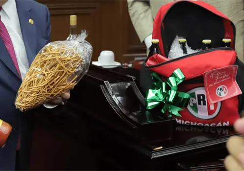 Diputado de Michoac&aacute;n reparte mochilas del PRI con cerveza y churritos