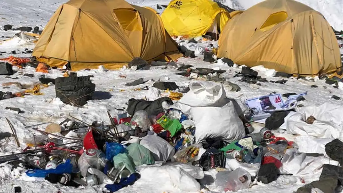 La acumulaci&oacute;n de basura y residuos humanos es visible en varias zonas del Monte Everest, reflejo del impacto ambiental que ha dejado el turismo a lo largo de los a&ntilde;os en la monta&ntilde;a m&aacute;s alta del mundo
