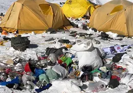 VIDEO | Revelan im&aacute;genes que muestran el Monte Everest convertido en basurero
