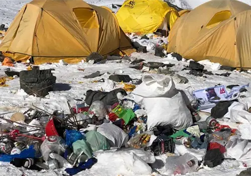 VIDEO | Revelan im&aacute;genes que muestran el Monte Everest convertido en basurero