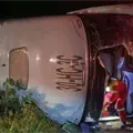 Tragedia en la carretera Navojoa-Huatabampo: choque y volcamiento de autob&uacute;s deja un muerto y 32 lesionados