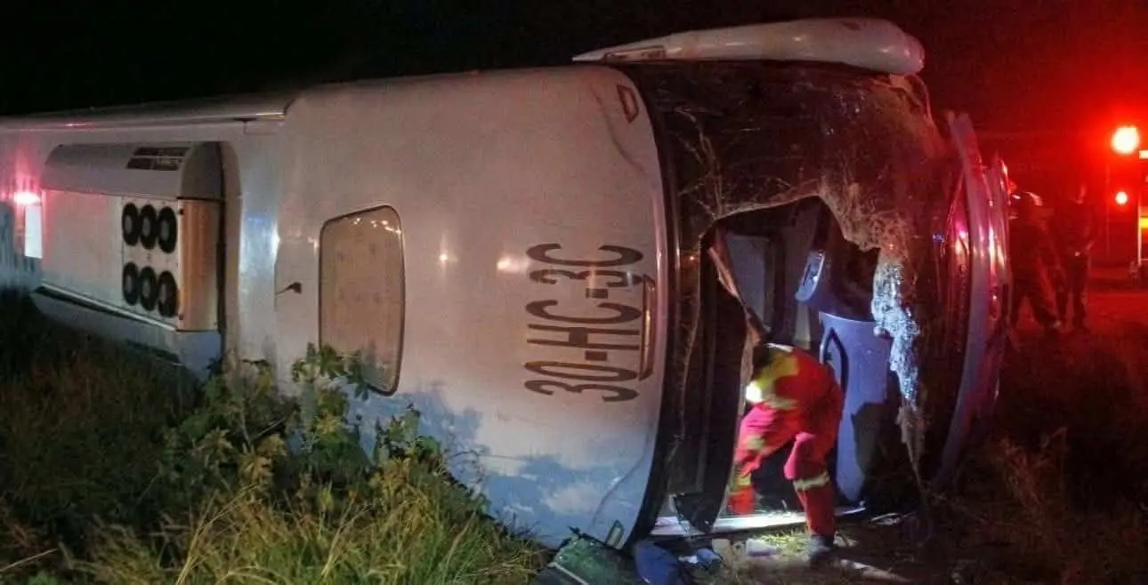 Tragedia en la carretera Navojoa-Huatabampo: choque y volcamiento de autob&uacute;s deja un muerto y 32 lesionados