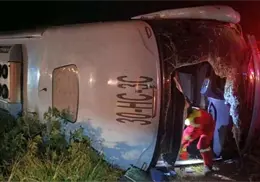 Tragedia en la carretera Navojoa-Huatabampo: choque y volcamiento de autob&uacute;s deja un muerto y 32 lesionados
