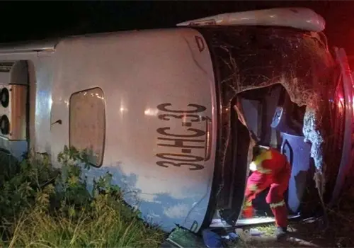 Tragedia en la carretera Navojoa-Huatabampo: choque y volcamiento de autob&uacute;s deja un muerto y 32 lesionados