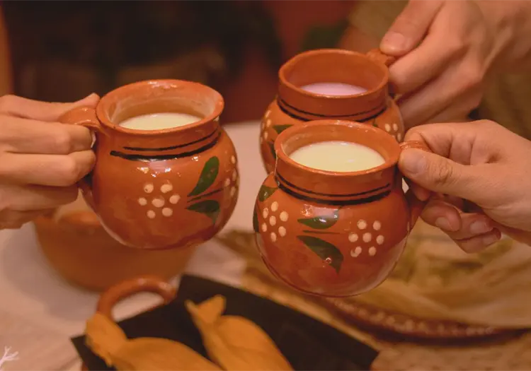 El atole: Conoce el origen de la bebida ancestral que se disfruta en el invierno mexicano y c&oacute;mo prepararlo