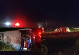 Muere docente de &Aacute;lamos tras choque y volcamiento de autob&uacute;s en la carretera Navojoa–Huatabampo