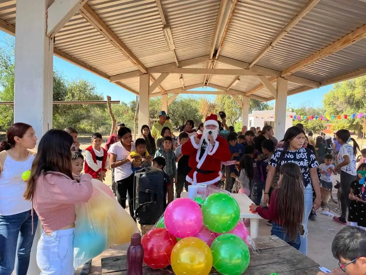 M&aacute;s que m&uacute;sculos, coraz&oacute;n: lleva Nacho Talamante la Navidad a ni&ntilde;os de Navojoa