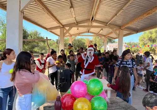 M&aacute;s que m&uacute;sculos, coraz&oacute;n: lleva Nacho Talamante la Navidad a ni&ntilde;os de Navojoa