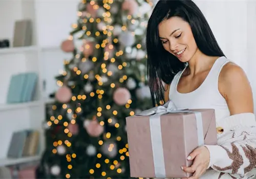 &iquest;Sin ideas para Navidad? 5 regalos para mujer recomendados por ChatGPT que te har&aacute;n quedar bien