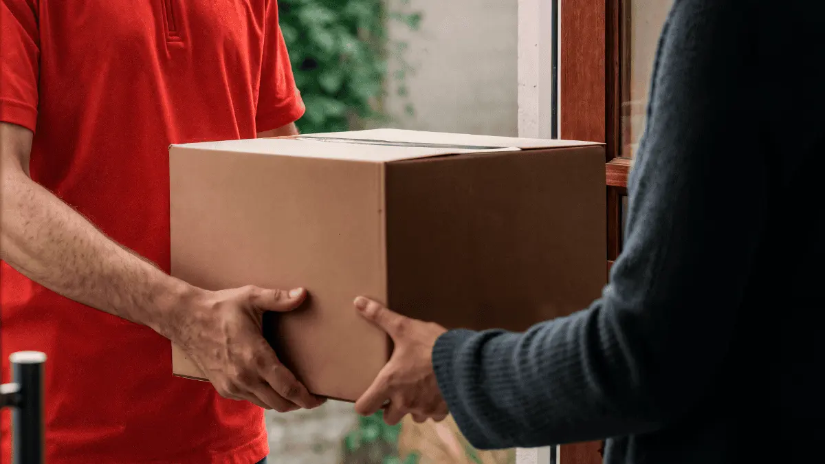 Mensajes falsos sobre supuestos paquetes retenidos circulan con mayor frecuencia en Navidad y buscan enga&ntilde;ar a quienes esperan entregas tras comprar en l&iacute;nea