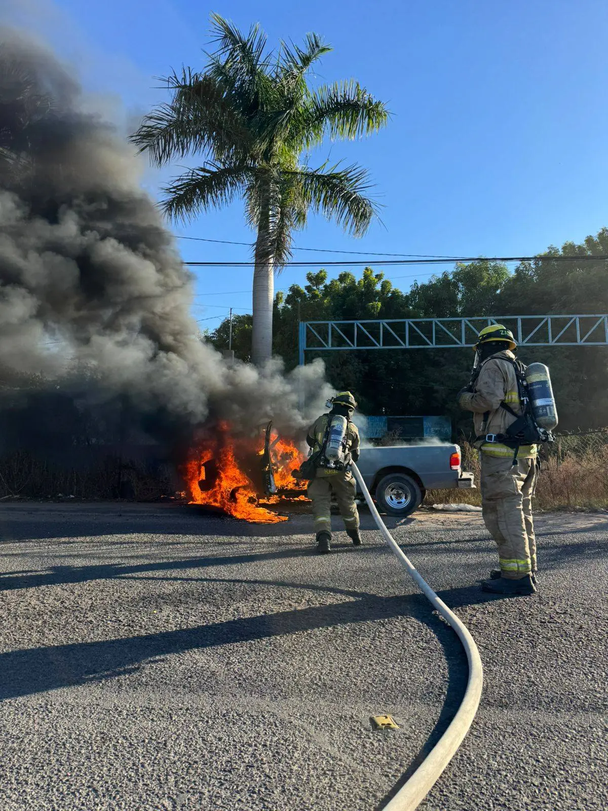 Se quema camioneta en la calle 200 de Ciudad Obreg&oacute;n