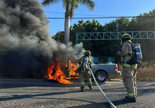Se quema camioneta en la calle 200 de Ciudad Obreg&oacute;n